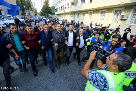ЕС призвал Баку расследовать чрезмерное насилие полиции над участниками мирного протеста