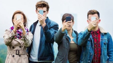 Ученые: четверть подростков страдает опасной зависимостью от смартфона