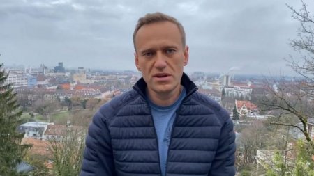Навальный возвращается в Россию
