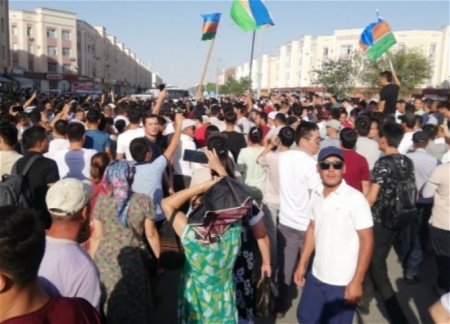 Президент Узбекистана ввел режим ЧП в Каракалпакстане