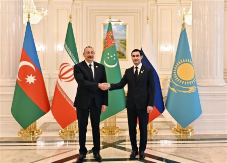 Президент Азербайджана поздравил туркменского коллегу с Днем независимости