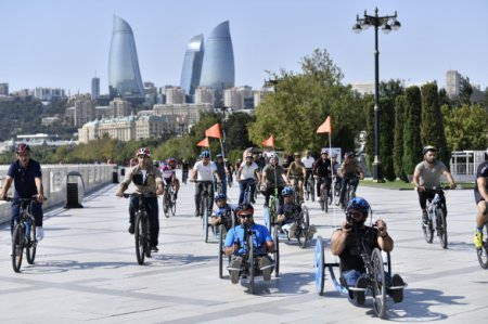 В память о шехидах: десятки велосипедистов проехались по улицам Баку 