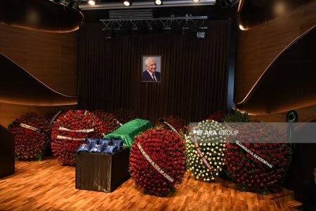Проходит церемония прощания с Нариманом Гасанзаде, Президент и Первый вице-президент прислали венок на церемонию