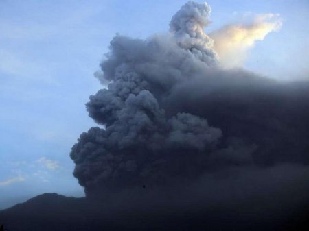 Вулкан Эбеко на Курилах выбросил столб пепла высотой 1,5 километра