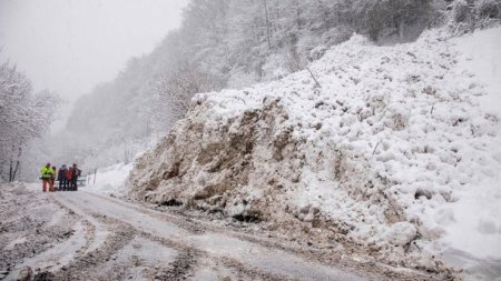 Погодное безумие в Европе: в Германии сошла лавина, а в Чехии тысячи людей остались без света