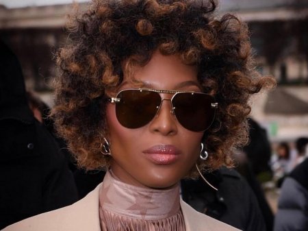 Поклонники не узнали сменившую прическу Наоми Кэмпбелл 