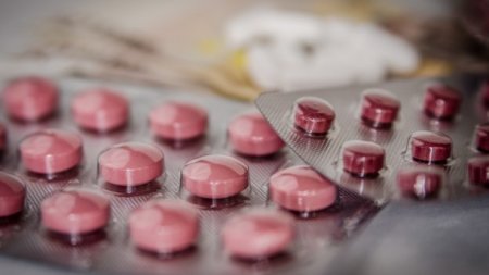 В Северной Ирландии женщина 17 дней жила с упаковкой таблеток в горле
