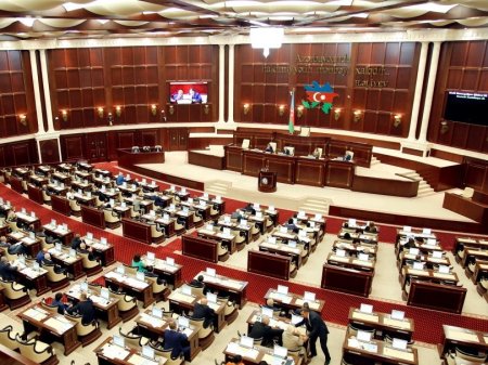 В Милли Меджлисе указали на необходимость упрощения общеобразовательных программ