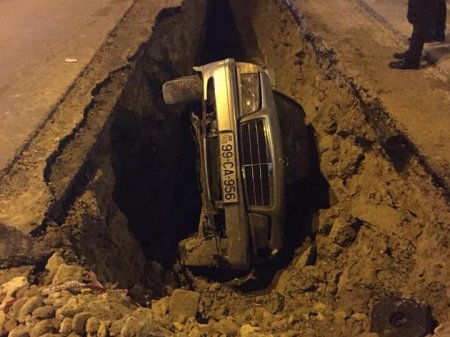 В Баку автомобиль упал в яму, вырытую коммунальщиками