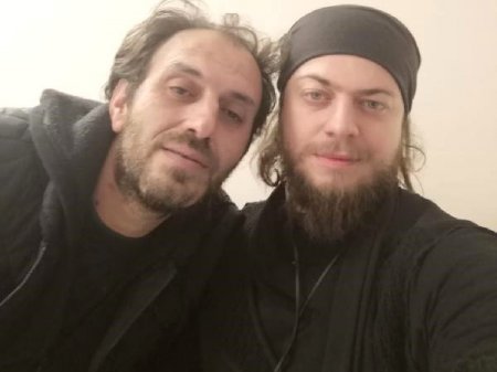 В Турции иллюзионист-азербайджанец, избежавший смерти после укуса кобры, спас человека