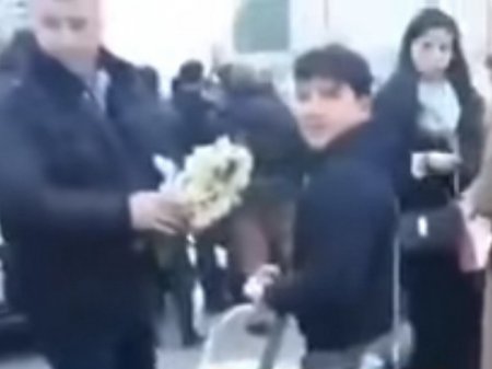 В Баку полицейского обвинили в избиении подростка, продающего цветы: Реакция МВД
