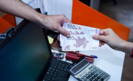 Азербайджанцы взяли кредитов на 7,4 миллиарда