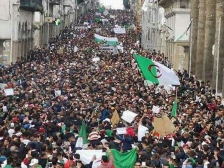 В Алжире нарастают протесты против переноса президентских выборов