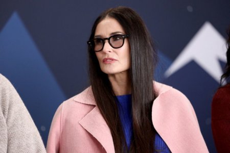 Цвет настроения желтый: Деми Мур надела вышиванку от украинского бренда