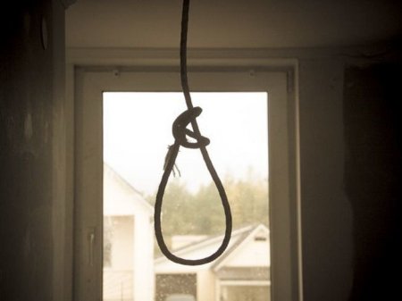 В Баку мать повесилась, не вынеся суицида молодой дочери
