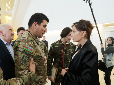 Мехрибан Алиева встретилась с военными, обеспеченными Фондом Гейдара Алиева высокотехнологичными протезами 
