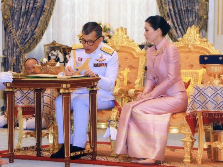 Король Таиланда женился на начальнице своей охраны