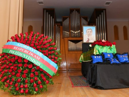 Президент Ильхам Алиев принял участие в церемонии прощания с выдающимся композитором Арифом Меликовым