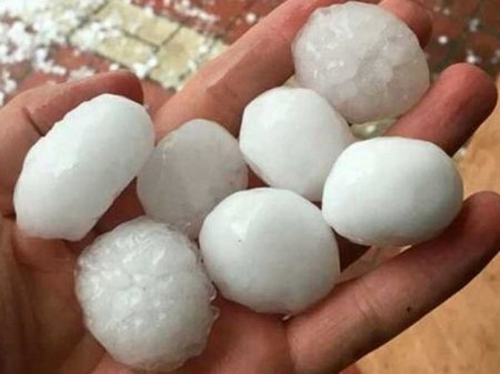 В Азербайджане выпал град размером с грецкий орех - ФОТО