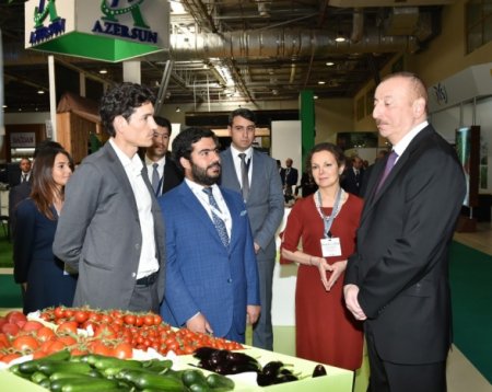 Ильхам Алиев ознакомился с агровыставками в Баку
