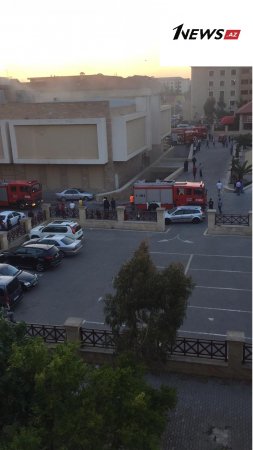 В Баку горит торговый центр
