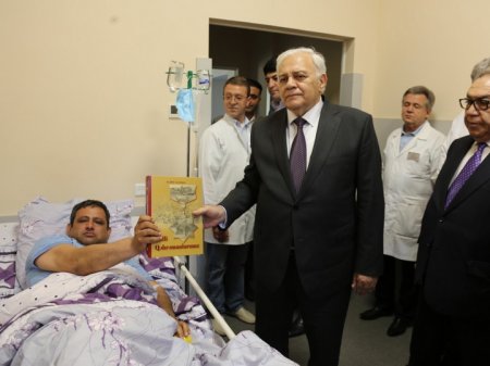 Огтай Асадов встретился с проходящим лечение в Киеве Национальным героем