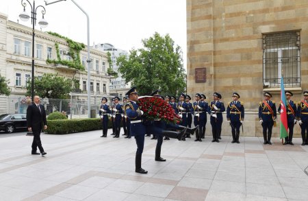 Президент Ильхам Алиев посетил памятник, возведенный в честь АДР