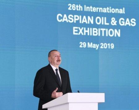 Ильхам Алиев на нефтегазовой выставке в Баку