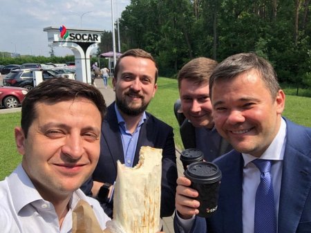 Владимир Зеленский опубликовал свою фотографию с шаурмой из кафе, принадлежащих SOCAR