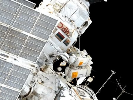 Космонавты забрали провисевшее десять лет в космосе полотенце