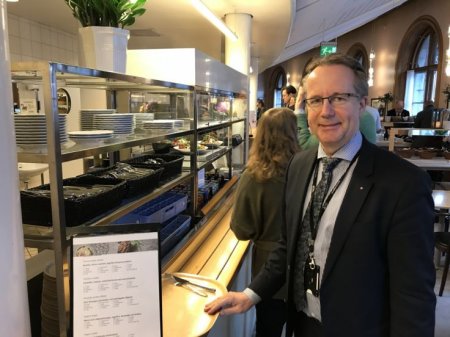 Скромная жизнь шведских депутатов: крохотные квартиры, общественный транспорт и кофе за свой счет