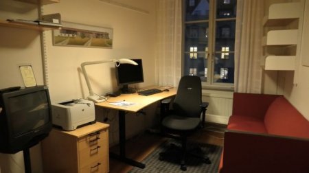 Скромная жизнь шведских депутатов: крохотные квартиры, общественный транспорт и кофе за свой счет