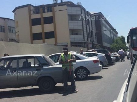 У сгоревшего торгового центра Diqlas целую полосу оккупировали под парковку