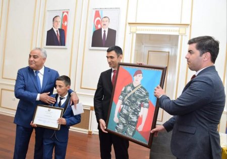 Азербайджанский школьник спас девочку от смерти 