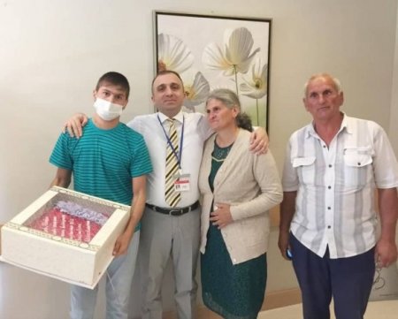 20-летнему парню пересадили почку 60-летней матери