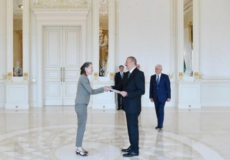 Ильхам Алиев принял верительные грамоты послов четырех стран