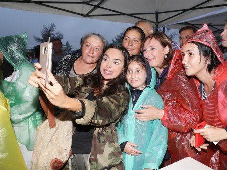 Лейла Алиева ознакомилась с павильонами, организованными на Фестивале винограда и вина 