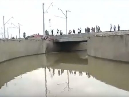 Подробности затопления автомобильного туннеля после дождя в Баку 