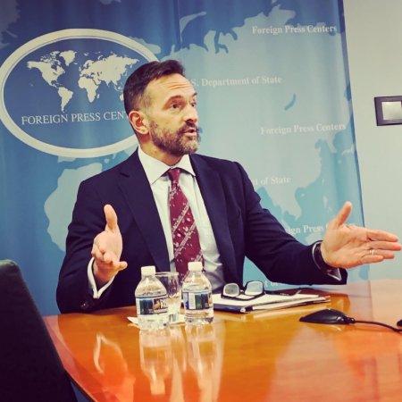 Вашингтон рекомендует Баку не стелить красную дорожку перед Мадуро