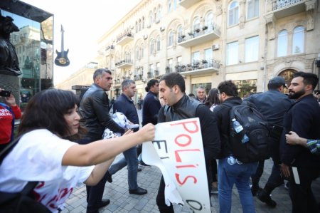 Акция против насилия над женщинами в центре Баку 