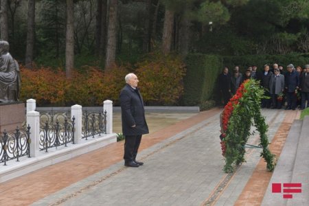 Члены Совета аксакалов посетили могилу Гейдара Алиева