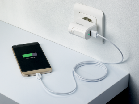 Эксперт рассказал, почему нельзя оставлять смартфон заряжаться на ночь