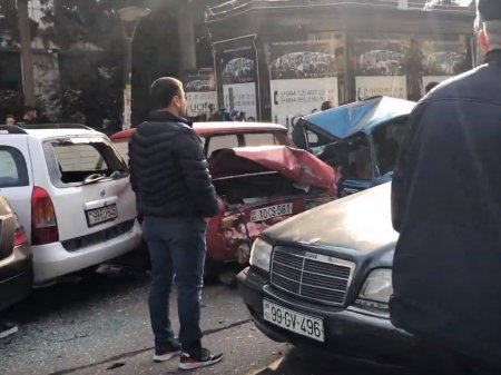 В Баку Mercedes протаранил автомобили, припаркованные у торгового центра