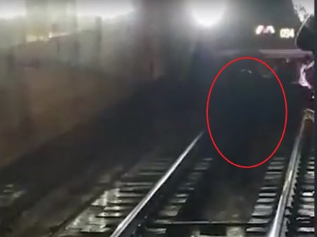 В Бакметрополитене мужчина прыгнул на рельсы: Трагедии удалось избежать чудом 