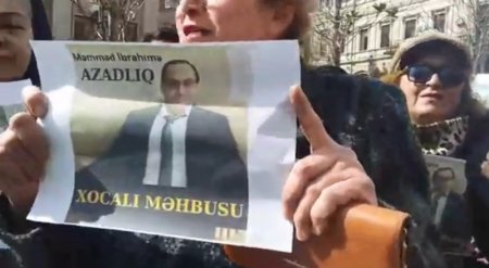 Активистки Народного фронта провели акцию протеста перед МВД