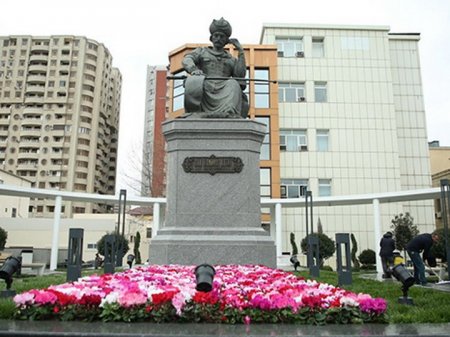 В Баку перенесли памятник Шаху Исмаилу Хатаи 