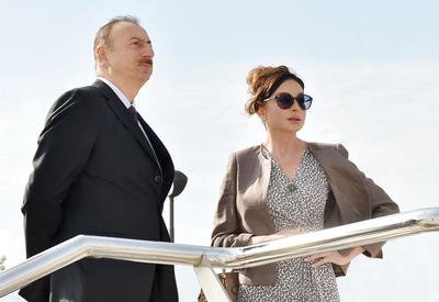 Президент Ильхам Алиев и Первая леди Мехрибан Алиева ознакомились с работами по благоустройству в поселке Балаханы