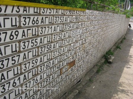 Преступные забавы армянских оккупантов: Забор из номерных знаков автомашин кяльбаджарцев – ФОТО