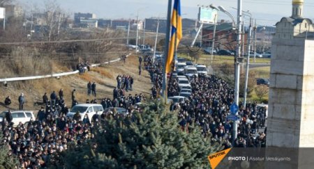 Шествие в Ереване: в Пашиняна полетели различные предметы 