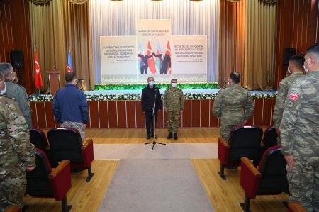 «Азербайджано-турецкое братство вечно и нерушимо!». Хулуси Акар прибыл в Баку 